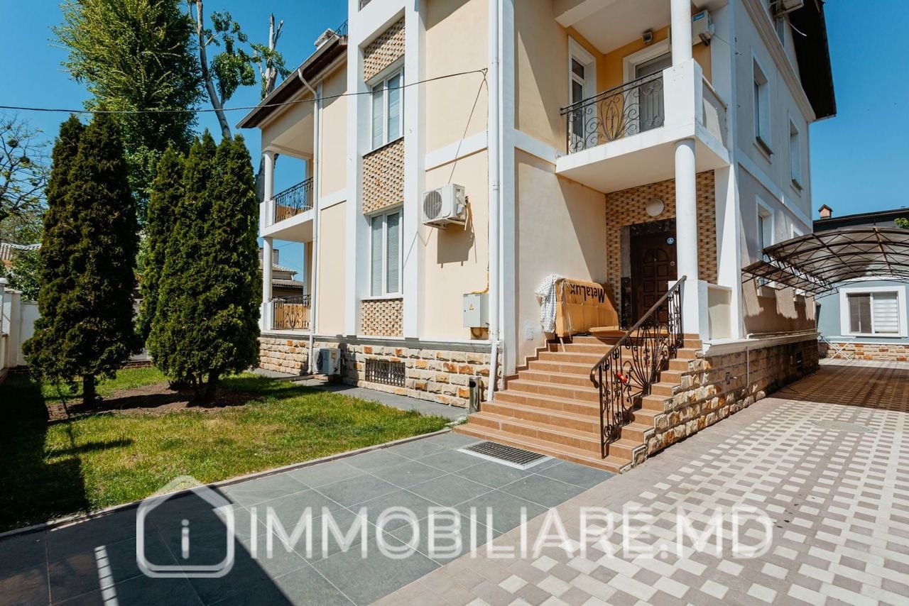 Casă cu 3 niveluri, sect. Centru  - Photo 1