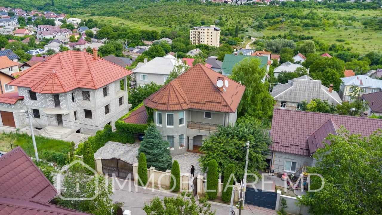 Casă cu 2 niveluri, or. Codru  - Photo 1