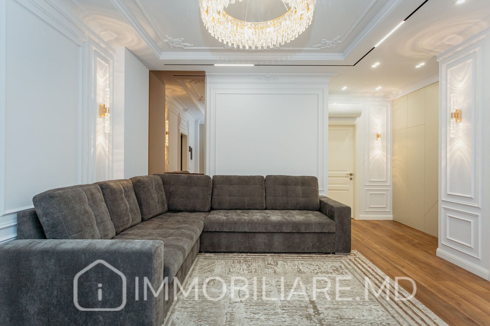 Apartament cu 3 camere, sect. Centru  - Photo 1
