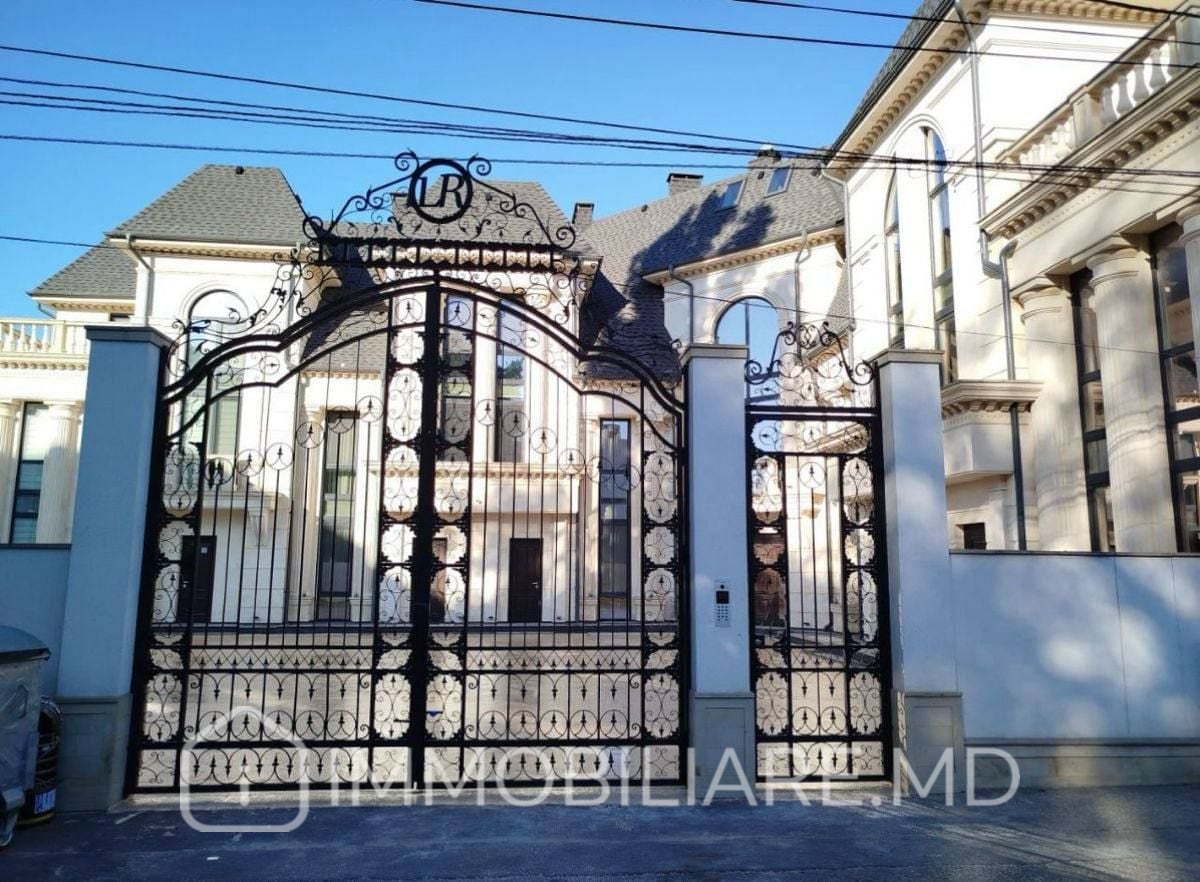 Casă cu 3 niveluri, sect. Centru  - Photo 1