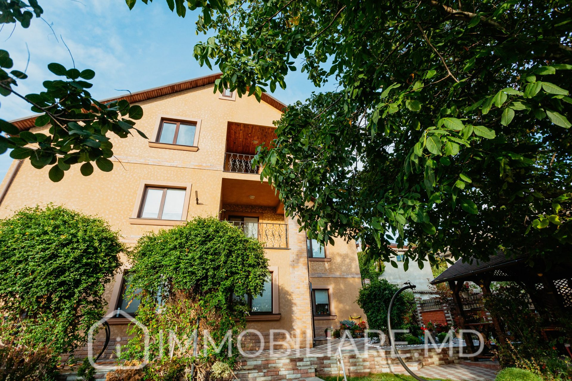 Casă cu 3 niveluri, or. Codru - Photo 1