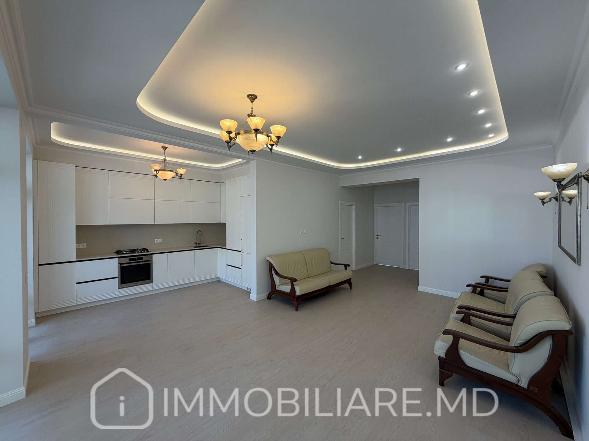 Apartament cu 3 camere, sect. Centru  - Photo 1