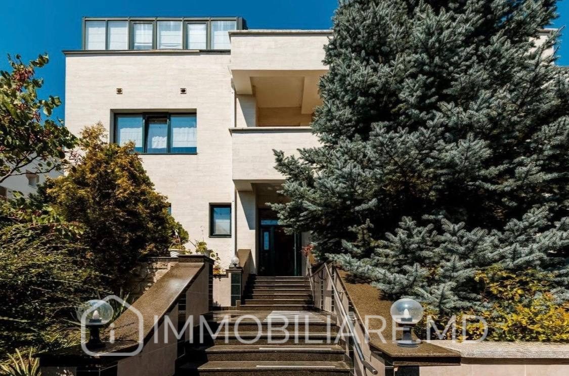 Casă cu 3 niveluri, sect. Centru  - Photo 1